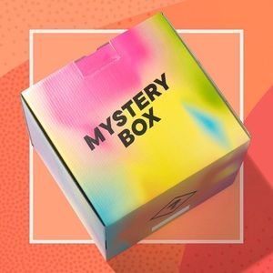 Paper scraps & scrapbooking mystery box